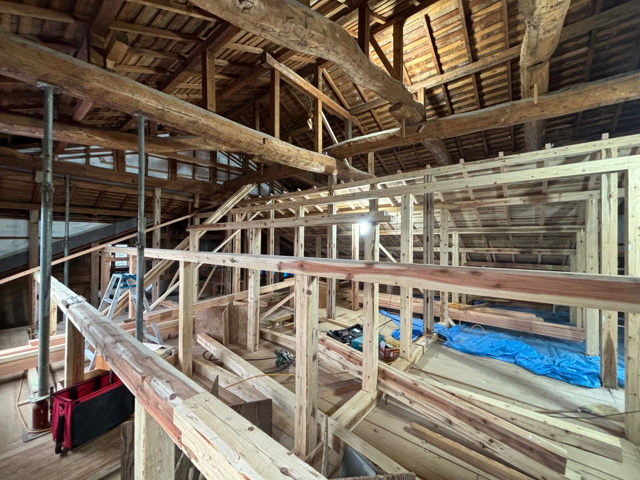 平屋に減築する場合、２階の解体前に新しい屋根を作ってしまいます。そうすることで内部を雨に出来るだけ濡らさない様に施工しています。<br>（既存建物の２階に新しい屋根を施工。：入善町）  